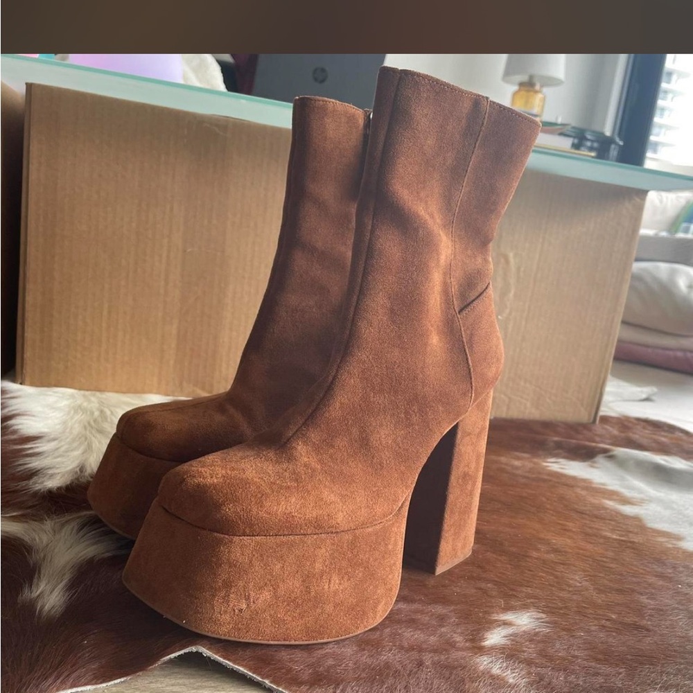 Brown suede Platform boots 70s style